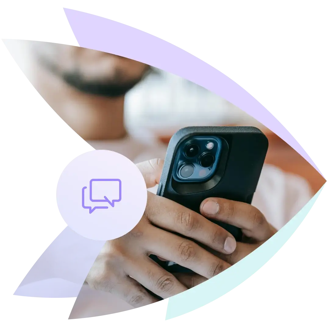 Personne recevant un SMS conversationnel