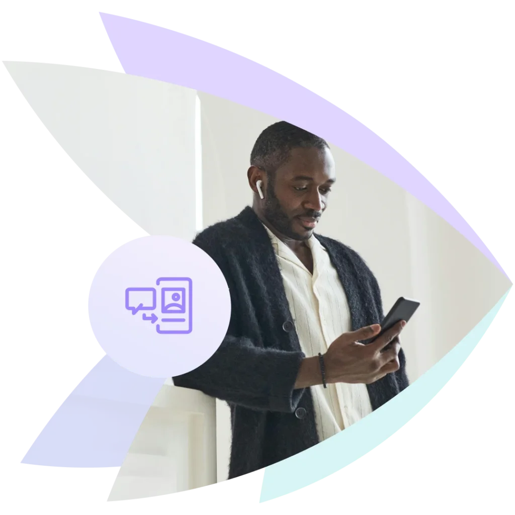 Personne utilisant une landing page SMS