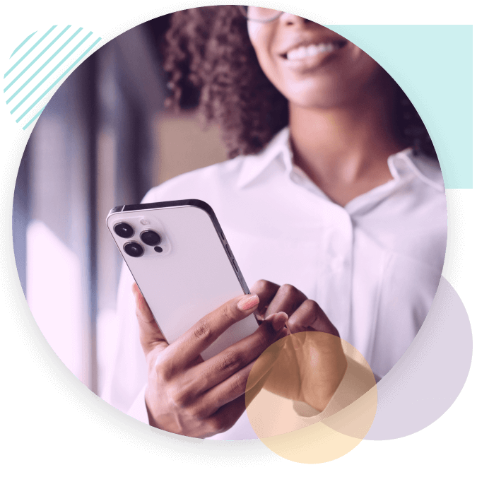 Une personne tenant un téléphone mobile. Messaging professionnel