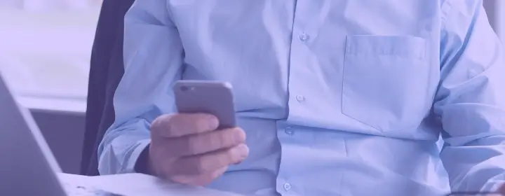 Personne utilisant une solution personnalis&eacute;e Esendex