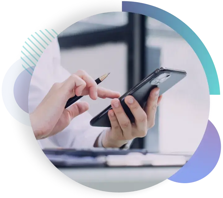 Personne utilisant un formulaire mobile