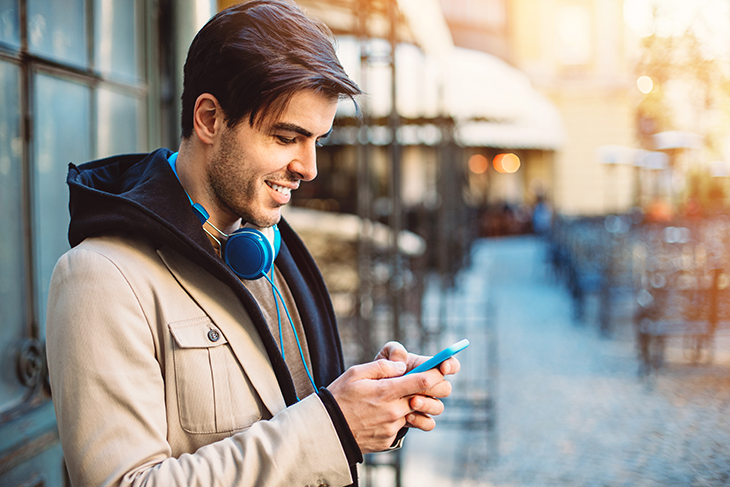 homme recevant un sms