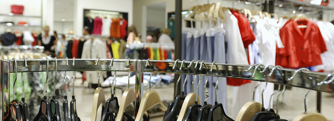 Soldes : rayon vêtement magasin